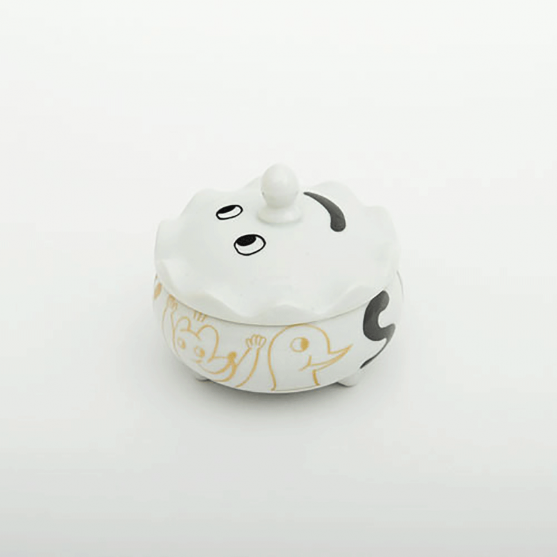 NAGAE Porcelain with lettering and drawing designed by Carolin Loebbert