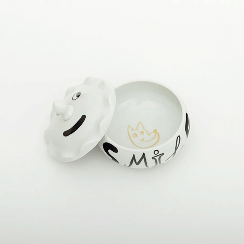 NAGAE Porcelain with lettering and drawing designed by Carolin Loebbert