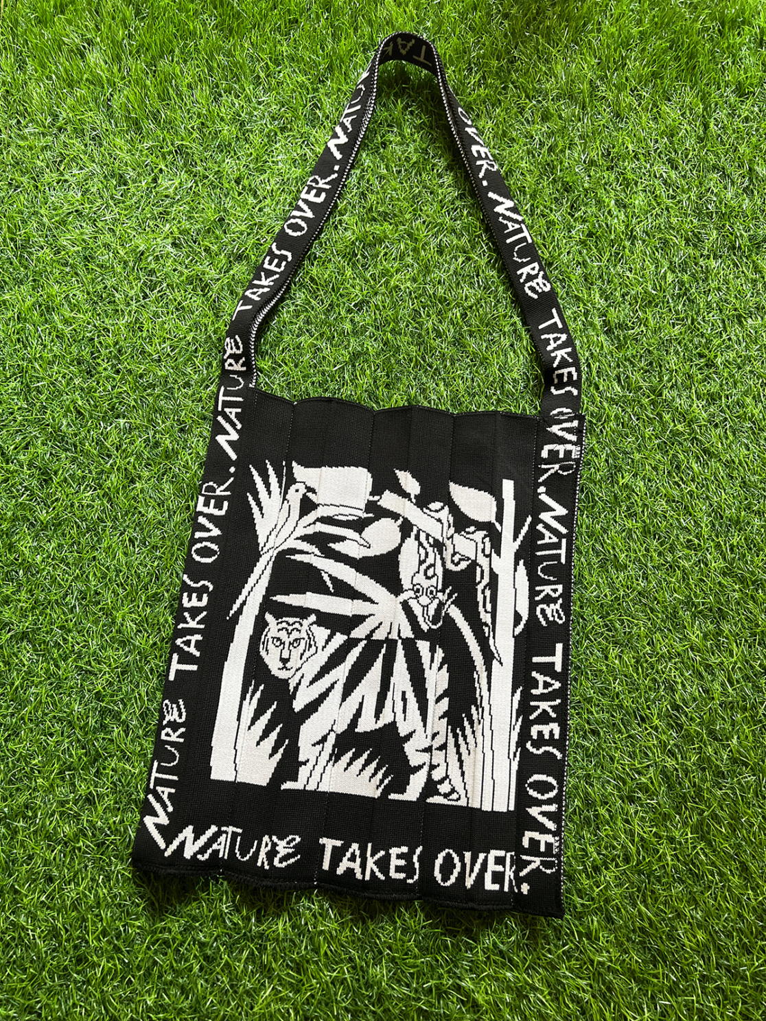 Artwork designed by Visual Artist Carolin Loebbert for Tokyo based company KNT365, which creates kitted bags using threads of recycled polyester, organic cotton, or biodegradable yarn.